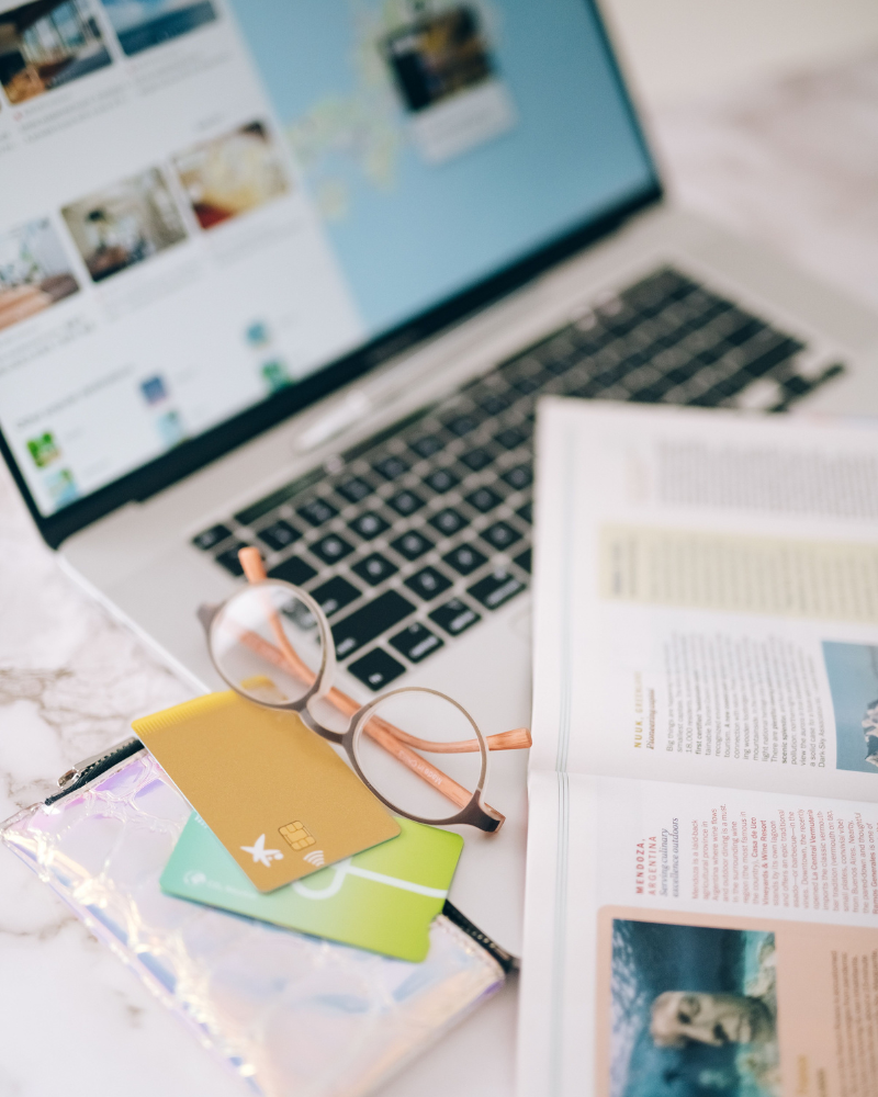 Pessoa pesquisando viagem para os EUA em site de busca
